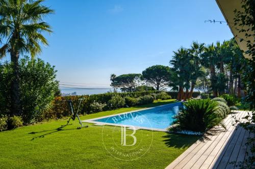 SAINTE-MAXIME | VILLA CONTEMPORAINE AVEC VUE MER | DOMAINE PRIVE | PISCINE | GARAGE